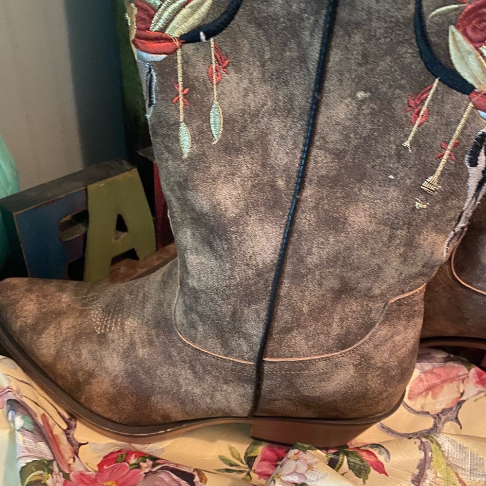 Southern fried chics western style boots size 11 only tried on like once